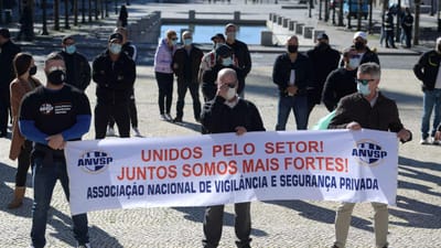 Covid-19: vigilantes de segurança privada pedem trabalho ao Governo em protesto no Porto - TVI