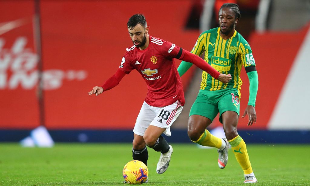 Bruno Fernandes foge a Romaine Sawyers no Manchester United-West Bromwich (AP)