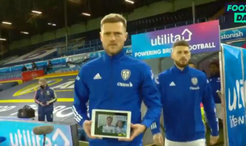 Capitão do Leeds entra em campo com adepto especial, de forma virtual (twitter)