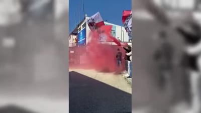 VÍDEO: jogadores do Sacavenense com forte apoio à saída do estádio - TVI