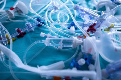 Pandemia leva hospitais a produzirem mais 31% de resíduos com risco biológico - TVI
