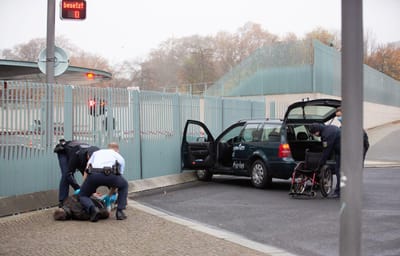 Homem conduz carro contra portão da chancelaria alemã - TVI