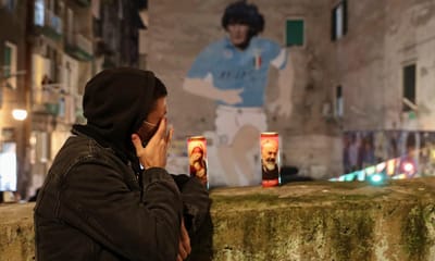 As emocionantes imagens de Nápoles na despedida a Maradona - TVI