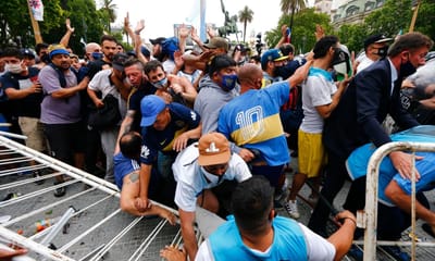 FOTOS: confrontos com a polícia à entrada do velório de Maradona - TVI