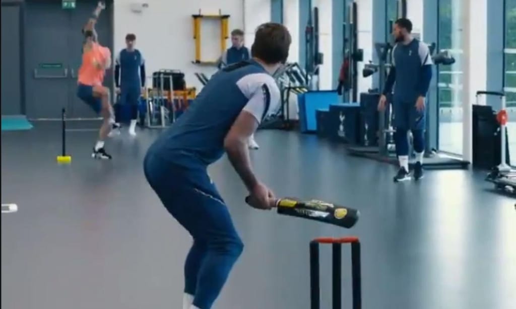 Jogadores do Tottenham jogam críquete nos tempos livres