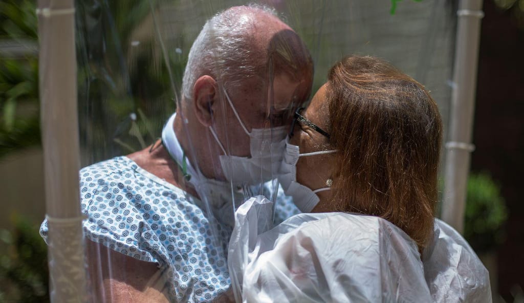 O abraço possível entre familiares e pacientes internados em hospital de Niterói