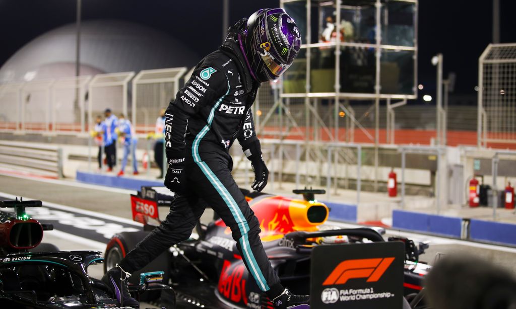Lewis Hamilton conquista 'pole position' no Bahrein (Hamad Mohammed/AP)