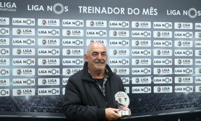 Liga: Vítor Oliveira dá nome aos prémios de treinador do mês - TVI