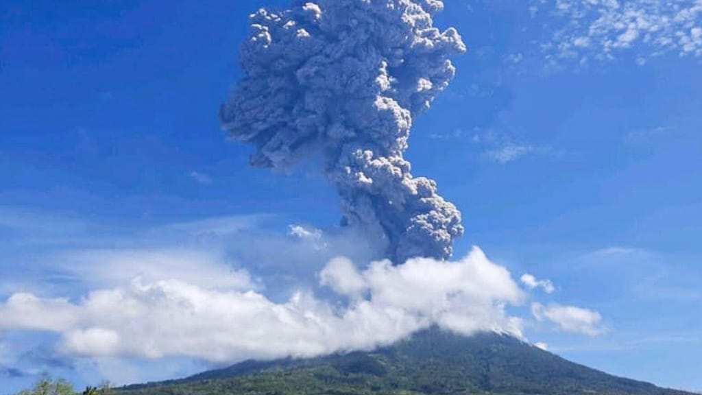 Vulcão Ile Lewotolok
