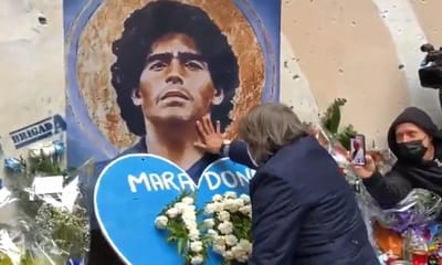 VÍDEO: Roma presta homenagem a Maradona em local icónico de Nápoles - TVI