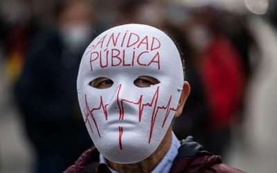 Covid-19: milhares manifestam-se em Madrid em defesa da saúde pública - TVI