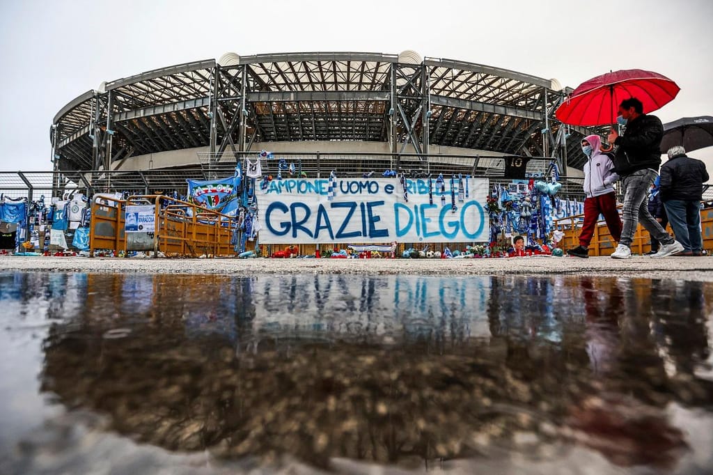 Homenagem a Maradona no San Paolo, em Nápoles (foto AP)