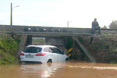 Chuva intensa provoca inundações, estragos e queda de muros no Algarve - TVI