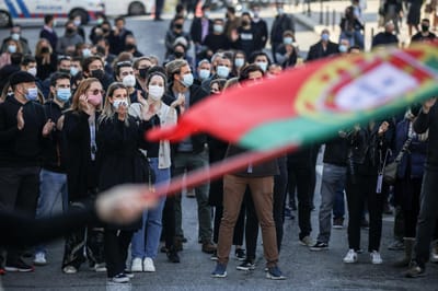 Centenas de trabalhadores da TAP pedem diálogo e transparência frente ao Parlamento - TVI