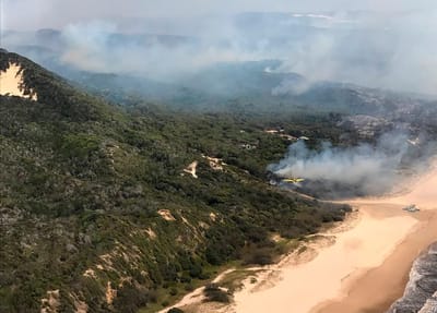 Austrália evacua maior ilha de areia do mundo devido a incêndio "demasiado perigoso" - TVI