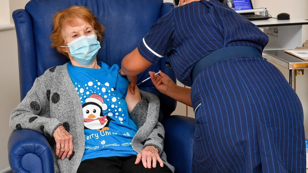Margaret Keenan, de 90 anos, recebe a vacina contra a Covid-19