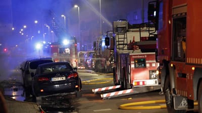 Três mortos em incêndio em armazém de Barcelona onde viviam mais de 100 migrantes - TVI