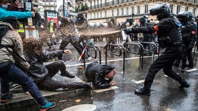 Mais de 100 pessoas detidas em protesto em Paris - TVI