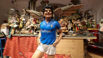 D10S chegou ao presépio. Artista italiano cria figura de Maradona com asas de anjo - TVI