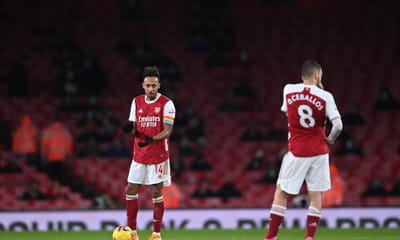VÍDEO: Xhaka expulso por agarrar pescoço de adversário, Arsenal perde - TVI