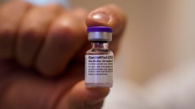 Enfermeiro testou positivo mais de uma semana depois de ter sido vacinado - TVI