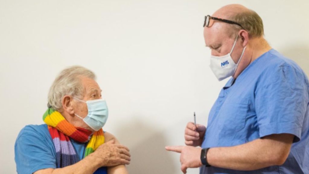Ian McKellen vacinado contra a covid-19