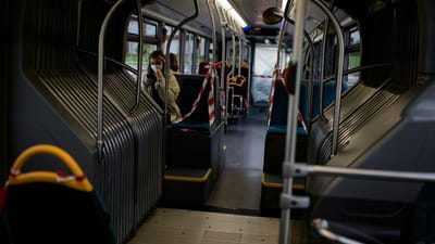 Covid-19: passageiro infetado obriga a parar autocarro em Braga - TVI