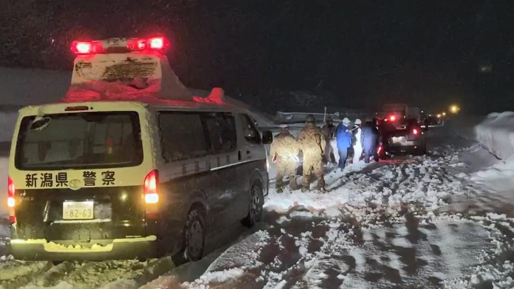 Mais de mil veículos presos em filas de trânsito por causa de tempestade de neve no Japão