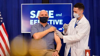 Covid-19: vice de Trump vacina-se “em público” para “reforçar confiança” - TVI