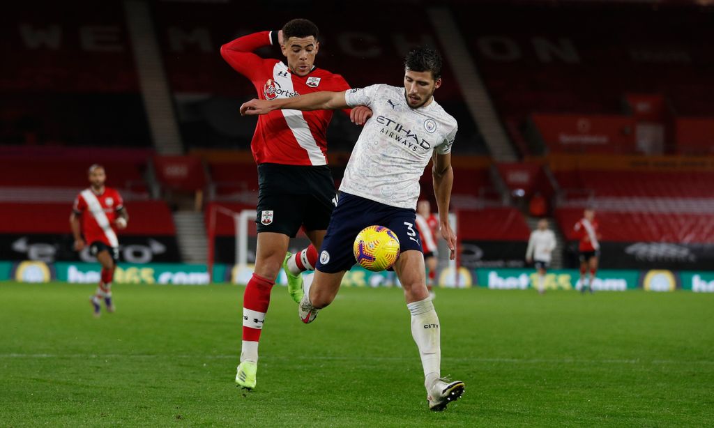 Che Adams e Rúben Dias em disputa no Southampton-Manchester City, 14.ª jornada da Premier League (Adrian Dennis/AP)