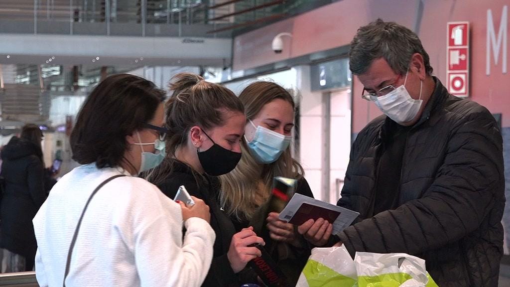 Emigrantes chegam ao aeroporto do Porto para passar o Natal