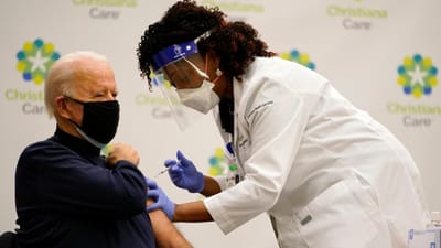 Joe Biden recebe primeira dose da vacina contra a covid-19 - TVI