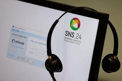 “Há relatos de tudo”. Novas falhas na linha SNS24, com tempo de espera elevado e referenciação para centros de saúde só para testes que nem têm - TVI