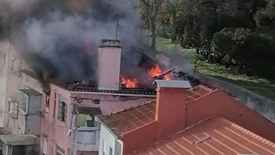 Incêndio num prédio em Almada faz dois feridos - TVI