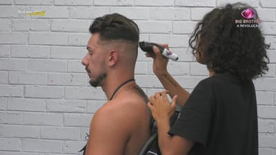 Jéssica corta cabelo a Renato - Big Brother