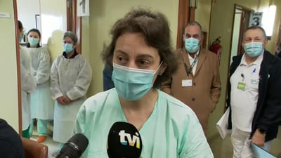 Covid-19: médica internista Sandra Braz foi a primeira a ser vacinada no Hospital de Santa Maria - TVI