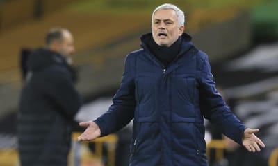 Ganha prémio com derrota do Tottenham e faz anúncio a gozar com Mourinho - TVI