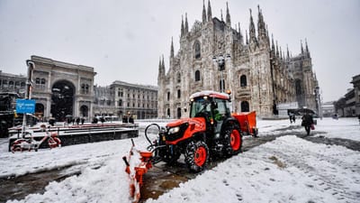 Neve no norte de Itália provoca um morto e obriga a cancelar comboios e fechar estradas - TVI