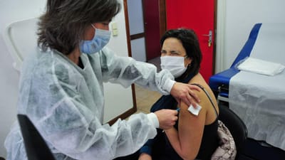 Covid-19: 100 mil pessoas vacinadas num dia, uma semana antes do previsto - TVI