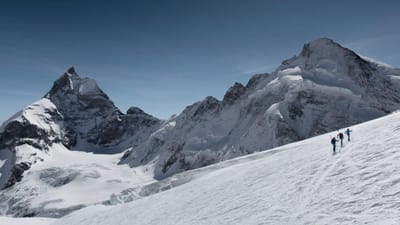 Britânicos fogem "clandestinamente" de quarentena obrigatória em estância de esqui na Suíça - TVI