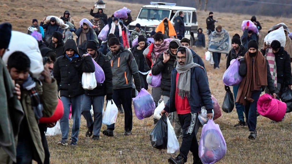 Migrantes no campo de Lipa, na Bósnia