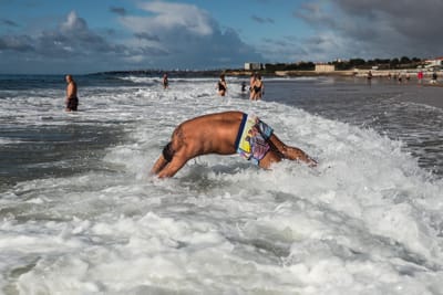 Dezenas de pessoas dão o primeiro mergulho de 2022 em Carcavelos com desejo de saúde - TVI