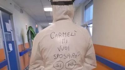 Covid-19: pedido de casamento de enfermeiro italiano em equipamento de proteção torna-se viral - TVI