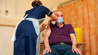 Reformado britânico de 82 anos é o primeiro em todo o mundo a receber a vacina da AstraZeneca e Universidade de Oxford - TVI