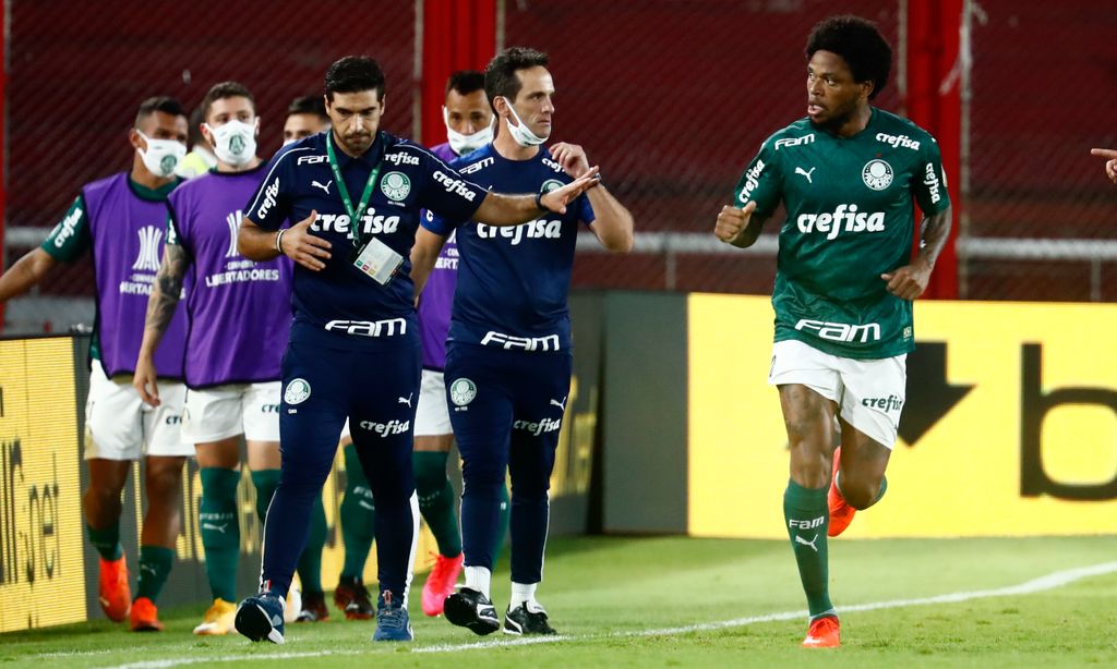 Palmeiras, de Abel Ferreira, festeja golo de Luis Adriano na meia-final da Libertadores ante o River Plate (Marcos Brindicci/AP)