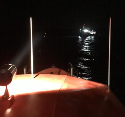 Barco começou "a meter água" e pescadores foram salvos por outra embarcação - TVI