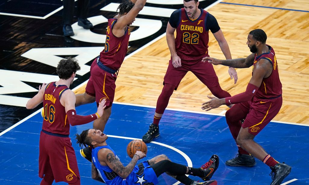 Markelle Fultz, dos Orlando Magic, lesiona-se com gravidade ante os Cavaliers e não joga mais esta época (John Raoux/AP)