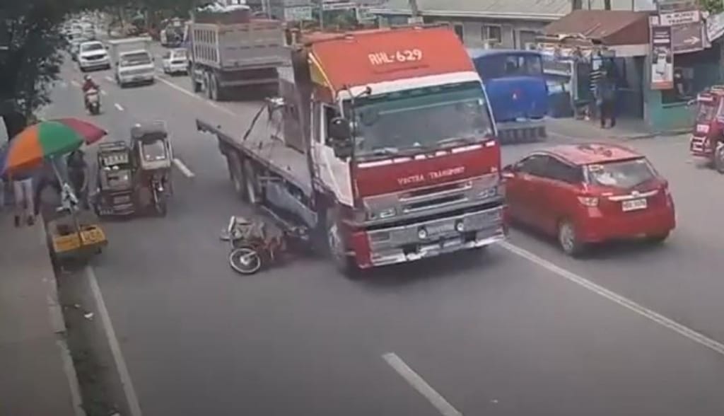 Acidente entre motociclista e um camião (Reprodução Youtube)