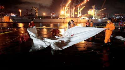 Indonésia: avião que desapareceu dos radares despenhou-se no mar - TVI