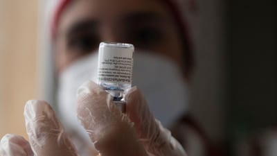 Covid-19: profissionais de saúde começam a receber segunda dose da vacina - TVI